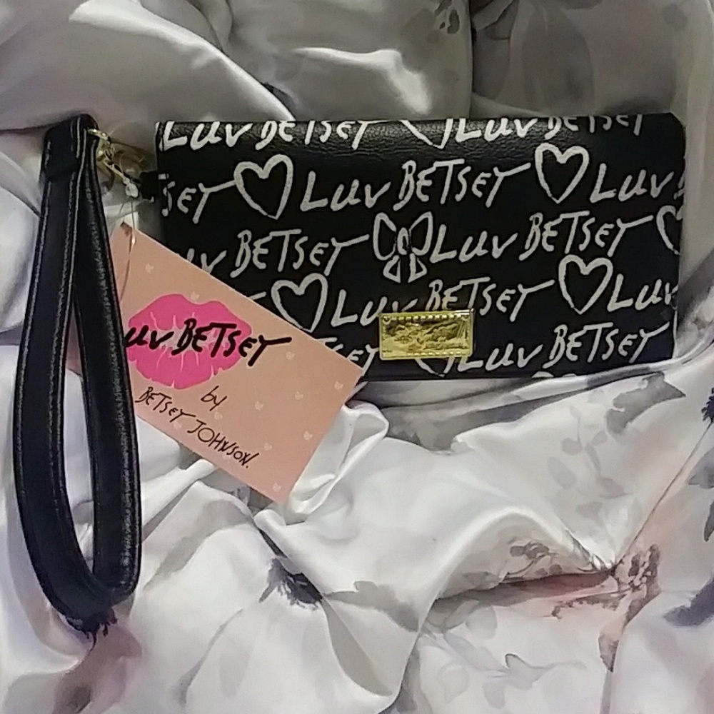 BRAND NEW 💋 Black & White Betsey Johnson Wristlet